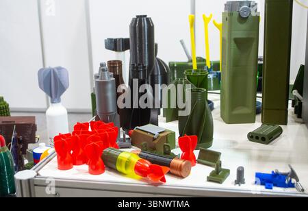 Granatkörper aus Kunststoff und Schaftstabilisator, gedruckt auf 3D-Drucker aus geschmolzenem Kunststoff. Granate auf 3D-Drucker erstellt. Prototyp der Munition, gedruckt auf 3D-Drucker. Innovativer 3D-Druck. Innovation Stockfoto