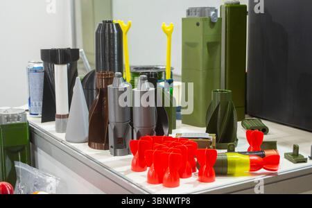 Granatkörper aus Kunststoff und Schaftstabilisator, gedruckt auf 3D-Drucker aus geschmolzenem Kunststoff. Granate auf 3D-Drucker erstellt. Prototyp der Munition, gedruckt auf 3D-Drucker. Innovativer 3D-Druck. Innovation Stockfoto