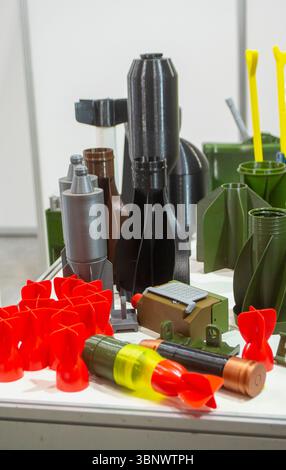 Granatkörper aus Kunststoff und Schaftstabilisator, gedruckt auf 3D-Drucker aus geschmolzenem Kunststoff. Granate auf 3D-Drucker erstellt. Prototyp der Munition, gedruckt auf 3D-Drucker. Innovativer 3D-Druck. Innovation Stockfoto