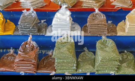 Verschiedene getrocknete Kräuter und Gewürze in Bags Farmers Market Truthahn Stockfoto
