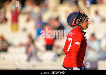 London, Großbritannien. Juli 2025. London, England, 4. Juli 2025: Sophia Dunkley (47 England) sieht nach 75 Runs beim dritten Spiel der Vitality T20 International zwischen England und Indien im Kia Oval in London aus. (Keeran Marquis/SPP) Credit: SPP Sport Press Photo. /Alamy Live News Stockfoto