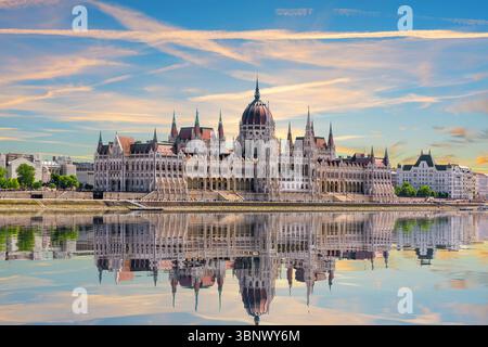 Budapester Parlamentsansicht mit Blick auf die Donau, das berühmte Wahrzeichen Ungarns. Stockfoto