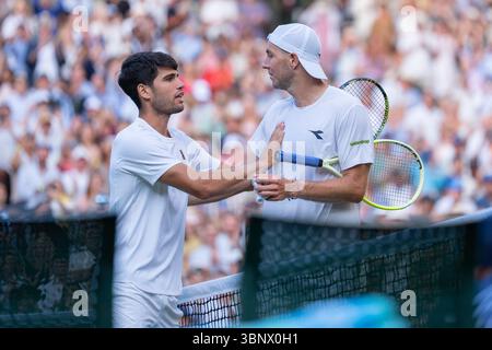 London, Großbritannien. Juli 2025. LONDON, ENGLAND - 4. JULI: Carlos Alcaraz aus Spanien, Jan Lennard Struff aus Deutschland während des Wimbledon 2025 im All England Lawn Tennis & Croquet Club am 4. Juli 2025 in London. (Foto von Marleen Fouchier/Orange Pictures) Credit: Orange Pics BV/Alamy Live News Stockfoto