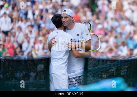 London, Großbritannien. Juli 2025. LONDON, ENGLAND - 4. JULI: Carlos Alcaraz aus Spanien, Jan Lennard Struff aus Deutschland während des Wimbledon 2025 im All England Lawn Tennis & Croquet Club am 4. Juli 2025 in London. (Foto von Marleen Fouchier/Orange Pictures) Credit: Orange Pics BV/Alamy Live News Stockfoto