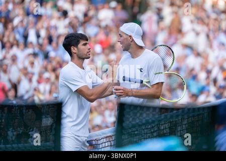 London, Großbritannien. Juli 2025. LONDON, VEREINIGTES KÖNIGREICH - 4. JULI: Carlos Alcaraz aus Spanien interagiert mit Jan Lennard Struff aus Deutschland während des fünften Tages der Meisterschaft Wimbledon 2025 im All England Lawn Tennis and Croquet Club am 4. Juli 2025 in London. (Foto: Marleen Fouchier/BSR Agency) Credit: BSR Agency/Alamy Live News Stockfoto