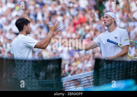 London, Großbritannien. Juli 2025. LONDON, VEREINIGTES KÖNIGREICH - 4. JULI: Carlos Alcaraz aus Spanien interagiert mit Jan Lennard Struff aus Deutschland während des fünften Tages der Meisterschaft Wimbledon 2025 im All England Lawn Tennis and Croquet Club am 4. Juli 2025 in London. (Foto: Marleen Fouchier/BSR Agency) Credit: BSR Agency/Alamy Live News Stockfoto