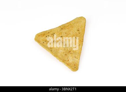 Einzelner dreieckiger Tortillakorn-Chip isoliert auf weißem Hintergrund Stockfoto
