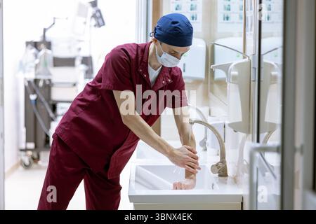 Der Chirurg wäscht sich vor der Operation die Hände, die sterilen Hände des Arztes Stockfoto