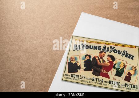 Vintage-Replika-Poster für „As Young as You Feel“; isoliert auf hellem, leerem Hintergrund; oberer Winkel aufgenommen. Stockfoto