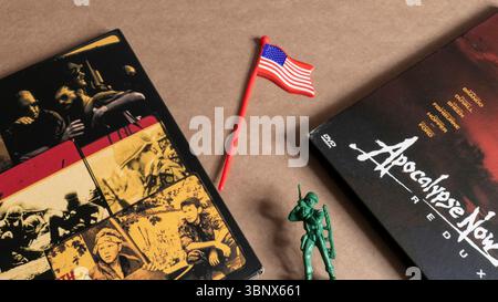 „Apokalypse Now“ Redux DVD-Cover und Flyer mit Spielzeugsoldat und amerikanischer Flagge. Stockfoto