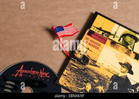 „Apokalypse Now“ Redux DVD mit amerikanischer Flagge und Filmstills isoliert auf leerem Hintergrund. Nur redaktionelle Verwendung. Stockfoto
