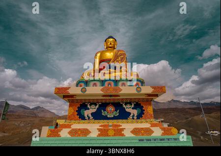 Buddha-Statue im Dorf Langza, Spiti-Tal, mit Blick auf die Gipfel des Himalaya, spirituelle Gelassenheit, tibetisches Erbe, und Landschaften in großer Höhe. Stockfoto