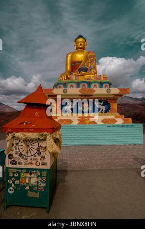 Buddha-Statue im Dorf Langza, Spiti-Tal, mit Blick auf die Gipfel des Himalaya, spirituelle Gelassenheit, tibetisches Erbe, und Landschaften in großer Höhe. Stockfoto