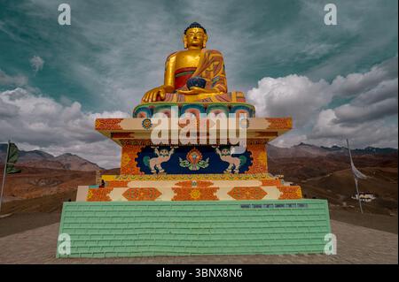 Buddha-Statue im Dorf Langza, Spiti-Tal, mit Blick auf die Gipfel des Himalaya, spirituelle Gelassenheit, tibetisches Erbe, und Landschaften in großer Höhe. Stockfoto