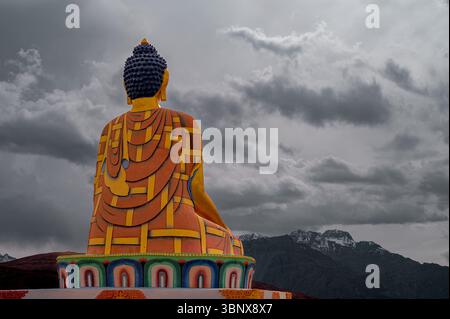 Buddha-Statue im Dorf Langza, Spiti-Tal, mit Blick auf die Gipfel des Himalaya, spirituelle Gelassenheit, tibetisches Erbe, und Landschaften in großer Höhe. Stockfoto