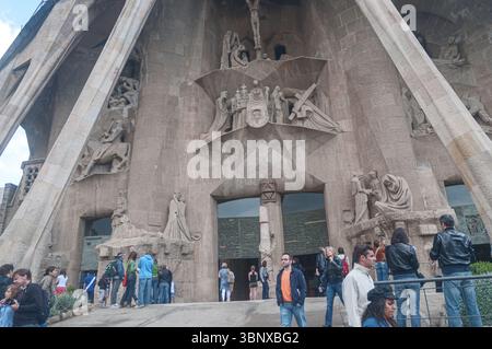 Die Passionsfassade an der Sagrada Familia in Barcelona, Spanien. Diese Fassade zeigt das Leiden, den Tod und die Auferstehung Jesu Christi. Stockfoto
