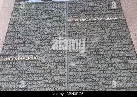 Reliefbriefe, die Fragmente der Passionsgeschichte aus den Evangelien von Matthäus und Johannes an den Türen der Passionsfassade an der Sagrada F beschreiben Stockfoto