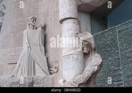 Judas umarmt Jesus und küsst ihn und die Geißelung Jesu von der Passionsfassade an der Sagrada Familia in Barcelona, Spanien Stockfoto