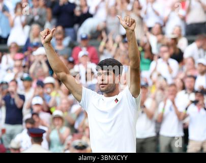 London, Großbritannien. Juli 2025. Der Spanier Carlos Alcaraz feiert am fünften Tag der Wimbledon-Meisterschaft 2025 in London am Freitag, den 4. Juli 2025, seinen Sieg in der dritten Runde gegen den Deutschen Jan-Lennard Struff. Foto: Hugo Philpott/UPI Credit: UPI/Alamy Live News Stockfoto