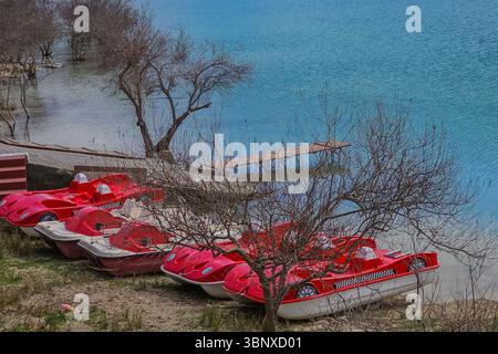 Rote Tretboote reisten am Ufer des wunderschönen Kournas-Sees auf Kreta an Stockfoto