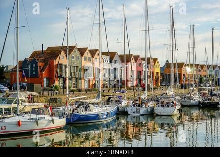 Marina und farbenfrohe Häuser in Stavoren, Niederlande Stockfoto