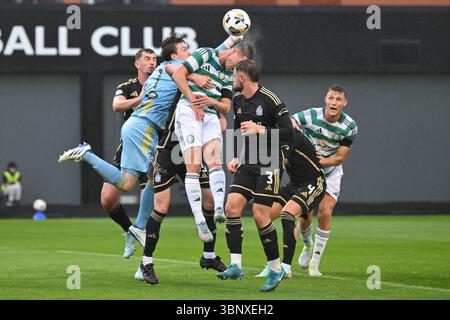 Glasgow, Großbritannien. Juli 2025. Queen’s Park Torhüter Calum Ferrie schlägt den Ball vor Johnny Kenny von Celtic, während der Vorsaison zwischen Queen’s Park und Celtic im City Stadium. Quelle: Damon Thomson/Alamy Live News Stockfoto