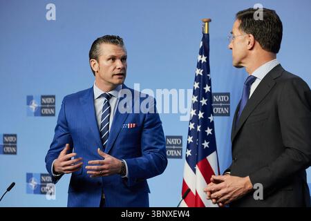 NATO-Generalsekretär Mark Rutte trifft sich mit dem US-Verteidigungsminister Pete Hegseth Stockfoto