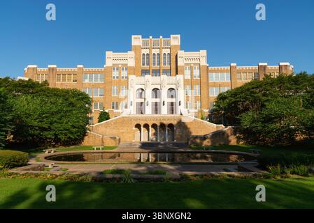 Little Rock - Arkansas - 23. Juni 2025: Außenansicht der historischen Little Rock Central High School in Little Rock, Arkansas, USA. Stockfoto