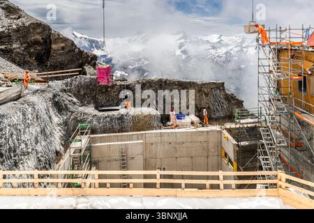 Eine Betonkonstruktion der neuen Bergstation nimmt auf der großen Baustelle 'Titlis 3020' in Engelberg, Kanton Obwalden, Schweiz, Gestalt an. Bis 2029 soll es eine der höchsten Großbaustellen in den Alpen sein, an der Kräne, Bagger und Betonmischer zum Einsatz kommen. Das Projekt in 3.020 Metern Höhe wurde vom Basler Architekturbüro Herzog & de Meuron entworfen. Stockfoto