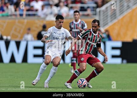 Orlando, Usa. Juli 2025. Lima von Fluminense FC kämpft um den Possession Ball mit Joao Cancelo von Al-Hilal, während des Spiels zwischen Fluminense FC und Al-Hilal, um das Viertelfinale der FIFA Club-Weltmeisterschaft 2025, im Camping World Stadium in Orlando, USA, am 4. Juli 2025. Foto: Heuler Andrey/DiaEsportivo/Alamy Live News Credit: DiaEsportivo/Alamy Live News Stockfoto