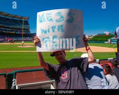 LA Angels Fan hält ein Schild mit dem Titel „Mess with Texas“ bei einem Angels-Spiel in Anaheim gegen die Texas Rangers. Stockfoto