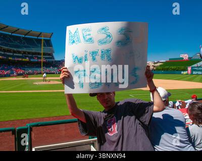 LA Angels Fan hält ein Schild mit dem Titel „Mess with Texas“ bei einem Angels-Spiel in Anaheim gegen die Texas Rangers. Stockfoto