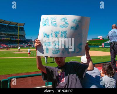 LA Angels Fan hält ein Schild mit dem Titel „Mess with Texas“ bei einem Angels-Spiel in Anaheim gegen die Texas Rangers. Stockfoto