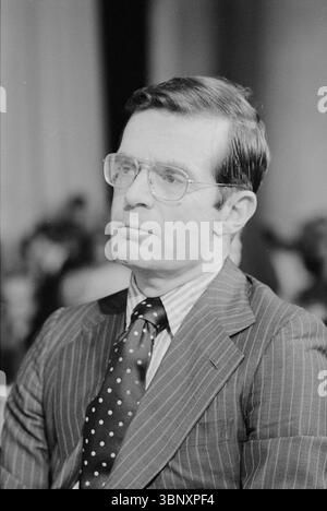 Ted Sorensen, ehemaliger Berater des Präsidenten und Redner, taucht in einem kontemplativen Moment während der Anhörungen auf, als er sich am 17. Januar 1977 formell von der Berufung auf den Direktor des Zentralgeheimdienstes zurückzieht. Sorensen, bekannt für seine Arbeit mit Präsident John F. Kennedy, wurde während des Nominierungsprozesses einer intensiven Prüfung unterzogen. Stockfoto