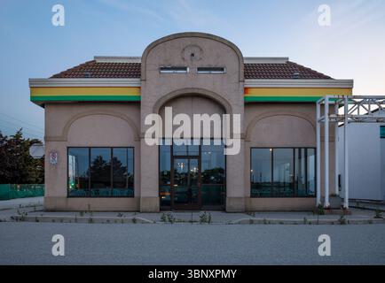 Außenansicht eines verlassenen Taco Bell Restaurants in Ontario, Kanada. Dieses Gebäude wurde seither abgerissen. Stockfoto