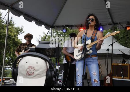 PORTLAND, OR – 4. JULI 2025: Lilla aus Portland bringt eine lebendige Mischung aus Soul, R&B, Funk und Jazz beim Waterfront Blues Festival am 4. Juli im Tom McCall Waterfront Park am Ufer des Willamette River in der Innenstadt von Portland, OR. Unterstützt von ihrer Band Richard Lawrence am Schlagzeug, Nick Rolfe am Keyboard, Sam Arnold am Bass und AG Donnaloia an der Gitarre. Stockfoto