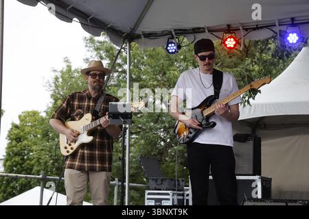 PORTLAND, OR – 4. JULI 2025: Lilla aus Portland bringt eine lebendige Mischung aus Soul, R&B, Funk und Jazz beim Waterfront Blues Festival am 4. Juli im Tom McCall Waterfront Park am Ufer des Willamette River in der Innenstadt von Portland, OR. Unterstützt von ihrer Band Richard Lawrence am Schlagzeug, Nick Rolfe am Keyboard, Sam Arnold am Bass und AG Donnaloia an der Gitarre. Stockfoto