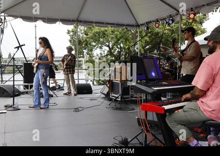 PORTLAND, OR – 4. JULI 2025: Lilla aus Portland bringt eine lebendige Mischung aus Soul, R&B, Funk und Jazz beim Waterfront Blues Festival am 4. Juli im Tom McCall Waterfront Park am Ufer des Willamette River in der Innenstadt von Portland, OR. Unterstützt von ihrer Band Richard Lawrence am Schlagzeug, Nick Rolfe am Keyboard, Sam Arnold am Bass und AG Donnaloia an der Gitarre. Stockfoto
