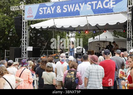 PORTLAND, OR – 4. JULI 2025: Lilla aus Portland bringt eine lebendige Mischung aus Soul, R&B, Funk und Jazz beim Waterfront Blues Festival am 4. Juli im Tom McCall Waterfront Park am Ufer des Willamette River in der Innenstadt von Portland, OR. Unterstützt von ihrer Band Richard Lawrence am Schlagzeug, Nick Rolfe am Keyboard, Sam Arnold am Bass und AG Donnaloia an der Gitarre. Stockfoto