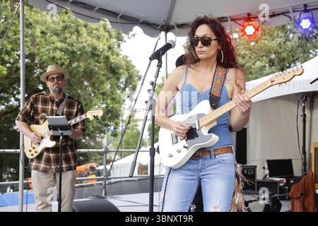 PORTLAND, OR – 4. JULI 2025: Lilla aus Portland bringt eine lebendige Mischung aus Soul, R&B, Funk und Jazz beim Waterfront Blues Festival am 4. Juli im Tom McCall Waterfront Park am Ufer des Willamette River in der Innenstadt von Portland, OR. Unterstützt von ihrer Band Richard Lawrence am Schlagzeug, Nick Rolfe am Keyboard, Sam Arnold am Bass und AG Donnaloia an der Gitarre. Stockfoto