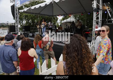 PORTLAND, OR – 4. JULI 2025: Lilla aus Portland bringt eine lebendige Mischung aus Soul, R&B, Funk und Jazz beim Waterfront Blues Festival am 4. Juli im Tom McCall Waterfront Park am Ufer des Willamette River in der Innenstadt von Portland, OR. Unterstützt von ihrer Band Richard Lawrence am Schlagzeug, Nick Rolfe am Keyboard, Sam Arnold am Bass und AG Donnaloia an der Gitarre. Stockfoto