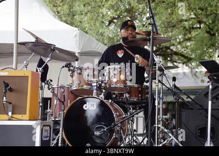 PORTLAND, OR – 4. JULI 2025: Lilla aus Portland bringt eine lebendige Mischung aus Soul, R&B, Funk und Jazz beim Waterfront Blues Festival am 4. Juli im Tom McCall Waterfront Park am Ufer des Willamette River in der Innenstadt von Portland, OR. Unterstützt von ihrer Band Richard Lawrence am Schlagzeug, Nick Rolfe am Keyboard, Sam Arnold am Bass und AG Donnaloia an der Gitarre. Stockfoto