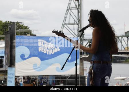 PORTLAND, OR – 4. JULI 2025: Lilla aus Portland bringt eine lebendige Mischung aus Soul, R&B, Funk und Jazz beim Waterfront Blues Festival am 4. Juli im Tom McCall Waterfront Park am Ufer des Willamette River in der Innenstadt von Portland, OR. Unterstützt von ihrer Band Richard Lawrence am Schlagzeug, Nick Rolfe am Keyboard, Sam Arnold am Bass und AG Donnaloia an der Gitarre. Stockfoto
