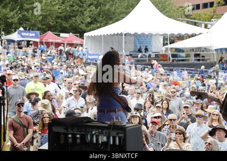 PORTLAND, OR – 4. JULI 2025: Lilla aus Portland bringt eine lebendige Mischung aus Soul, R&B, Funk und Jazz beim Waterfront Blues Festival am 4. Juli im Tom McCall Waterfront Park am Ufer des Willamette River in der Innenstadt von Portland, OR. Unterstützt von ihrer Band Richard Lawrence am Schlagzeug, Nick Rolfe am Keyboard, Sam Arnold am Bass und AG Donnaloia an der Gitarre. Stockfoto