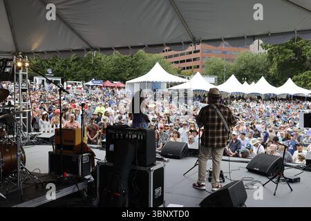 PORTLAND, OR – 4. JULI 2025: Lilla aus Portland bringt eine lebendige Mischung aus Soul, R&B, Funk und Jazz beim Waterfront Blues Festival am 4. Juli im Tom McCall Waterfront Park am Ufer des Willamette River in der Innenstadt von Portland, OR. Unterstützt von ihrer Band Richard Lawrence am Schlagzeug, Nick Rolfe am Keyboard, Sam Arnold am Bass und AG Donnaloia an der Gitarre. Stockfoto