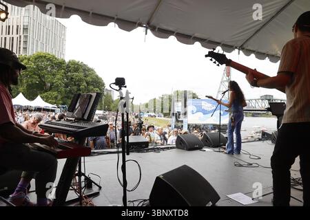 PORTLAND, OR – 4. JULI 2025: Lilla aus Portland bringt eine lebendige Mischung aus Soul, R&B, Funk und Jazz beim Waterfront Blues Festival am 4. Juli im Tom McCall Waterfront Park am Ufer des Willamette River in der Innenstadt von Portland, OR. Unterstützt von ihrer Band Richard Lawrence am Schlagzeug, Nick Rolfe am Keyboard, Sam Arnold am Bass und AG Donnaloia an der Gitarre. Stockfoto