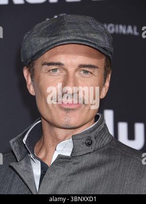 Westwood, USA. Juli 2025. Nip/Tuck und Julian McMahon, 56 Jahre alt, starben am 2. Juli 2025 in Clearwater, Florida. Seine Todesursache war Krebs.--------------------------------------------------------------- Julian McMahon bei Marvel's Runaways Premiere Event am 16. November 2017 in Westwood, CA. Janet Gough/AFF-USA.com Credit: AFF/Alamy Live News Stockfoto