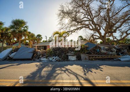 Folgen von Naturkatastrophen. Müll aus schwer beschädigten Häusern nach Sturmflut. Trümmerhaufen auf der Straßenseite in Florida Stockfoto