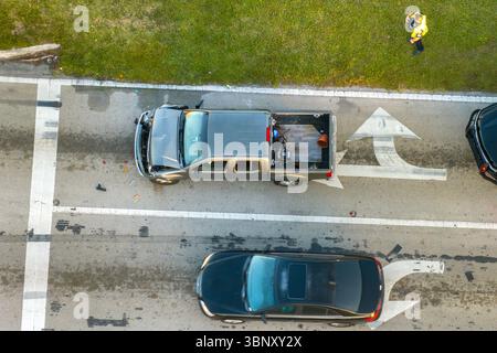 Ersthelfer am Unfallort in Florida. Rettungsdienste helfen Opfern eines Autounfalls auf der Straße in den USA Stockfoto