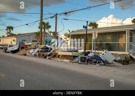 Hurrikanschäden in Florida. Müllhaufen auf der Straßenseite von zerstörten Häusern. Folgen von Naturkatastrophen Stockfoto